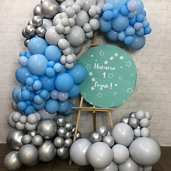 Фотозона с мольбертом и дабл стафф шарами 